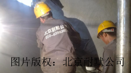 耐默人在作防氢氟酸腐蚀施工 耐默人在作防氢氟酸腐蚀施工